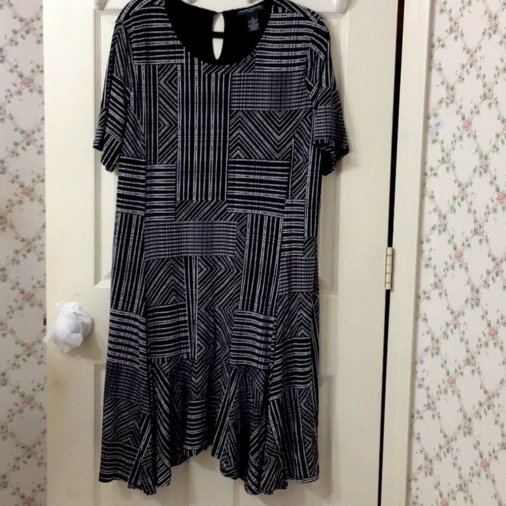 Chelsea & Theodore Plus Size 1X Asymmetrical Black & White Patterned Midi Dress.
